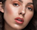 Персиковые румяна. Самый модный в 2019 году коралловый оттенок красиво смотрится на губах, на глаза, но чаще всего используется в качестве румян. Скидки в РИВ ГОШ.