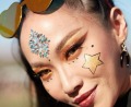 Аэрограф, блёстки и цветные брови: Wonderzine расспросил девушек о настоящем фестивальном макияже ? Скидки в РИВ ГОШ.